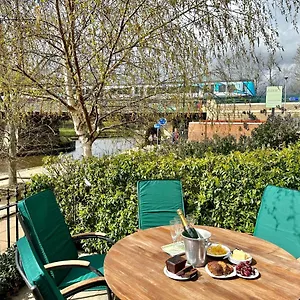  Holiday home Riverside House - With Parking